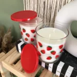 شمع معطر مع كوب بطباعة فراولة