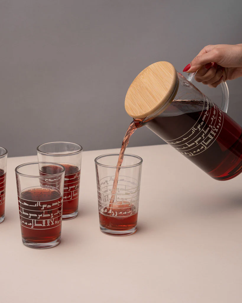 DSC0446_1800x1800 طقم إبريق زجاجي به 4 أكواب زجاجية بنقش حروف كوفية - الصورة 1