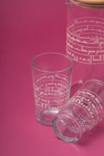 ⁦طقم إبريق زجاجي به 4 أكواب زجاجية بنقش حروف كوفية⁩ - الصورة ⁦2⁩