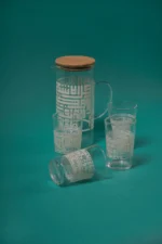 ⁦طقم إبريق زجاجي به 4 أكواب زجاجية بنقش حروف كوفية⁩ - الصورة ⁦2⁩