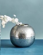 فازا من المعدن المطروق بلون فضي