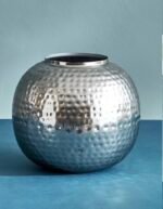 ⁦فازا من المعدن المطروق بلون فضي⁩ - الصورة ⁦2⁩