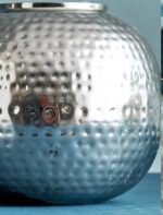 ⁦فازا من المعدن المطروق بلون فضي⁩ - الصورة ⁦3⁩