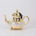 براد شاهي مغربي ذهبي مع زخرفة فضية