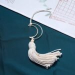 تعليقة بشكل هلال معدني