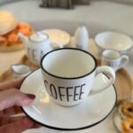 فنجان قهوة بالصحن