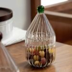 وعاء زجاجي بقبة سوداء  لحفظ السكريات او التمور