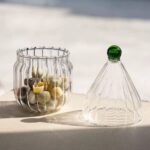 ⁦وعاء زجاجي بقبة سوداء  لحفظ السكريات او التمور⁩ - الصورة ⁦2⁩