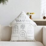 وسادة مطرزة بتصميم منزل