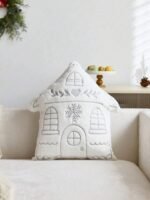 وسادة مطرزة بتصميم منزل