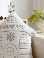 ⁦وسادة مطرزة بتصميم منزل⁩ - الصورة ⁦4⁩