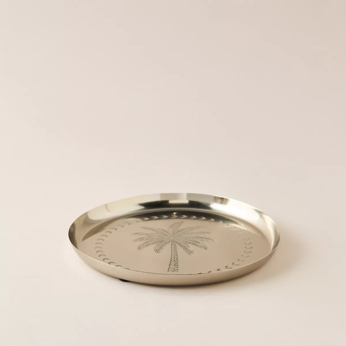 img_7994-2 طبق ديكور معدن بنقوش نخلة - 25x25 سم - الصورة 1