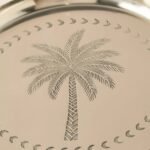 ⁦طبق ديكور معدن بنقوش نخلة - 25x25 سم⁩ - الصورة ⁦3⁩