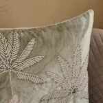 ⁦غطاء وسادة مطرز بأشجار النخيل - تمارا - 50x50 سم⁩ - الصورة ⁦2⁩