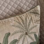 ⁦غطاء وسادة مطرّز بأشجار النخيل - تمارا - 30×50 سم⁩ - الصورة ⁦2⁩