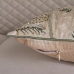 ⁦غطاء وسادة مطرّز بأشجار النخيل - تمارا - 30×50 سم⁩ - الصورة ⁦3⁩