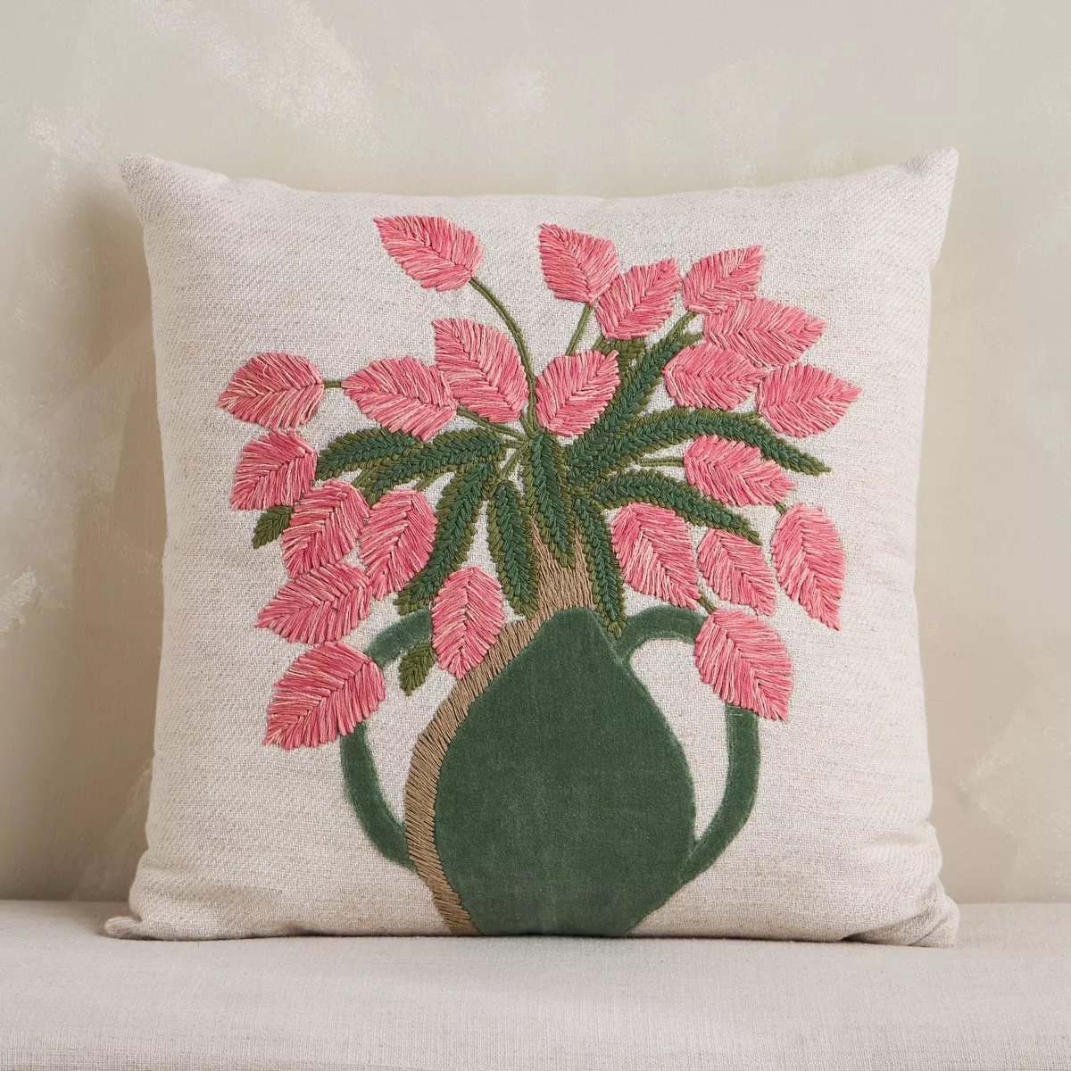 img_8005-2 وسادة محشوة مطرّزة - أليانا - 50×50 سم - الصورة 1