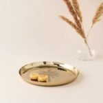 ⁦طبق ديكور معدن بنقوش نخلة ذهبي - 25x25 سم⁩ - الصورة ⁦2⁩