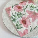 ⁦مناديل 20 قطعة - بأنماط زهور الزنبق⁩ - الصورة ⁦2⁩