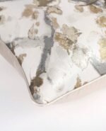 ⁦غطاء وسادة مربعة - من البوليستر مدمج الابيض وبيج  نمط نباتات وزهور 45*45⁩ - الصورة ⁦2⁩