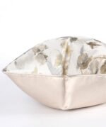 ⁦غطاء وسادة مربعة - من البوليستر مدمج الابيض وبيج  نمط نباتات وزهور 45*45⁩ - الصورة ⁦3⁩