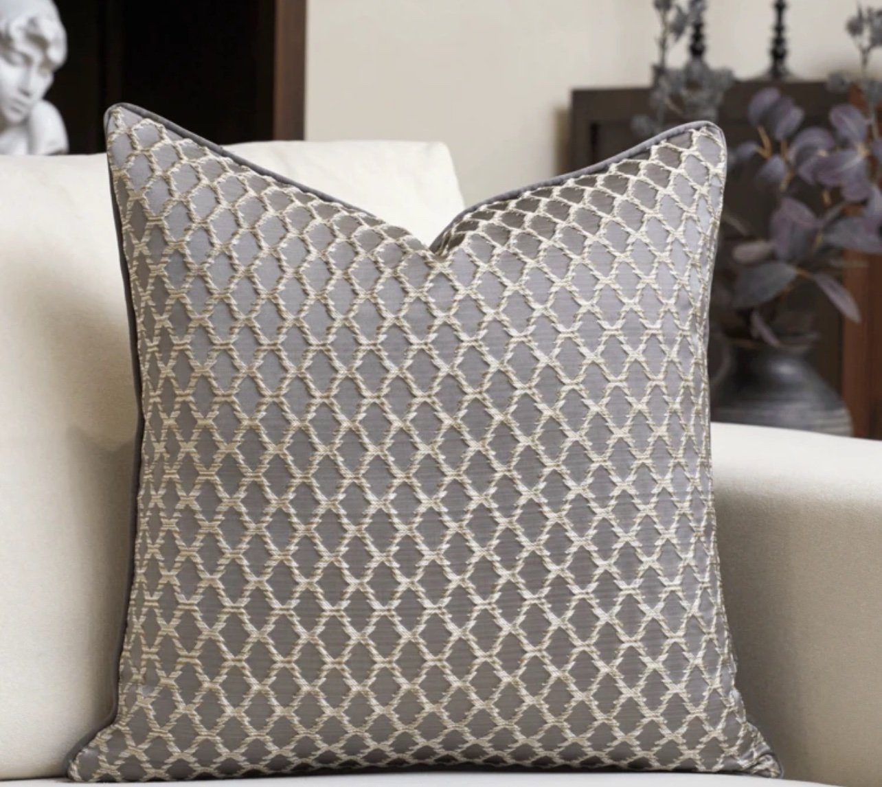 img_7815 غطاء وسادة فاخر بتصميم هندسي - 45*45 - الصورة 1