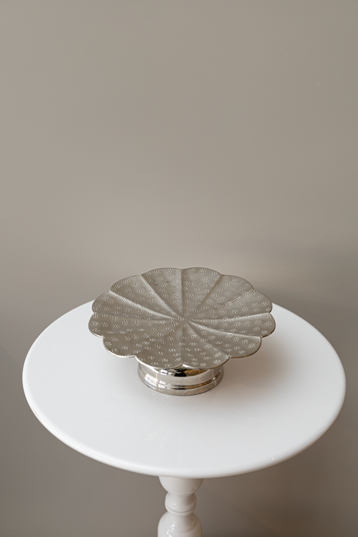 img_0134-3 مترد بالقاعدة مطروق - فضي - الصورة 1