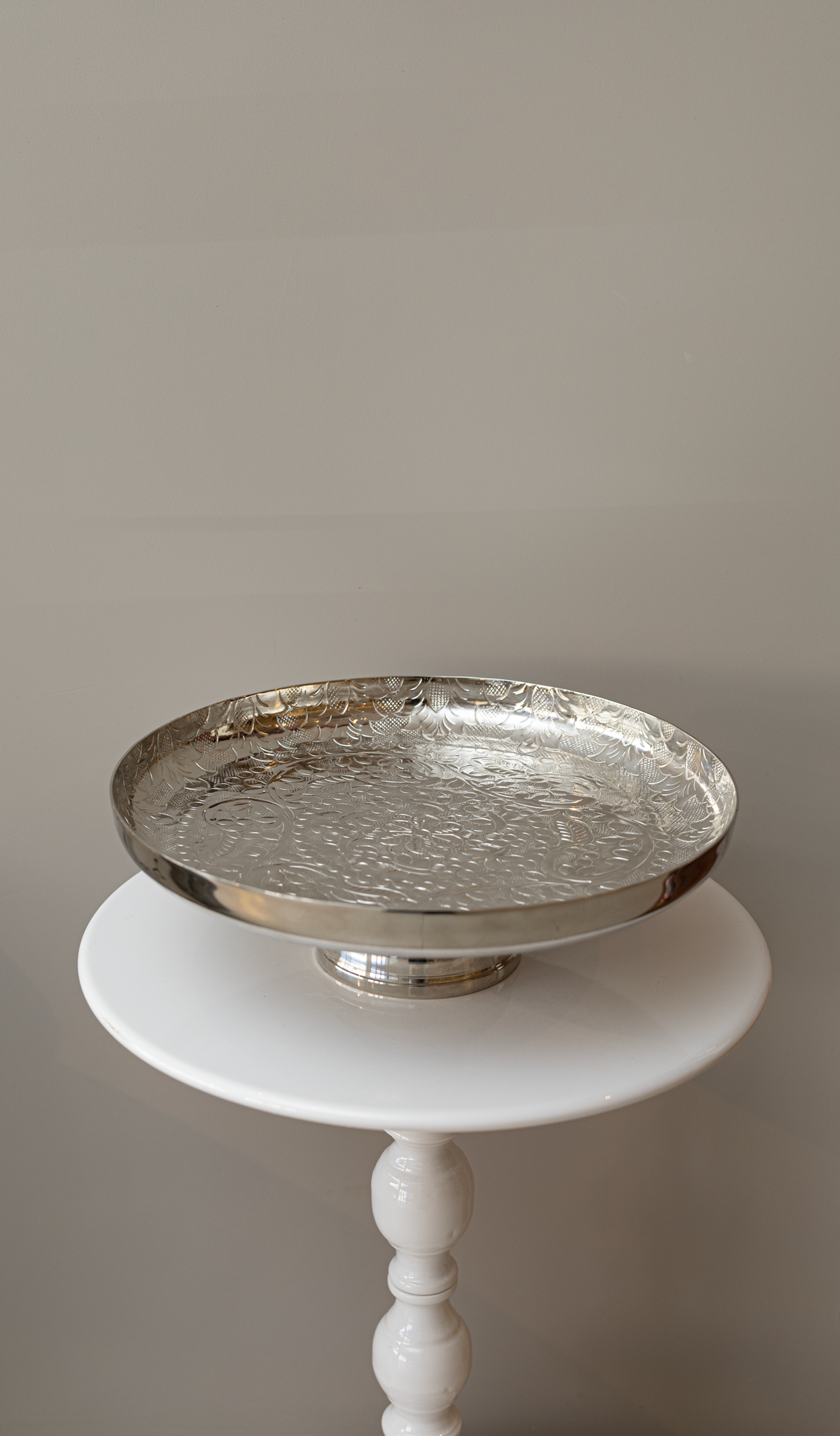 img_0135 مترد بالقاعده حجم كبير مطروق - فضي - الصورة 1