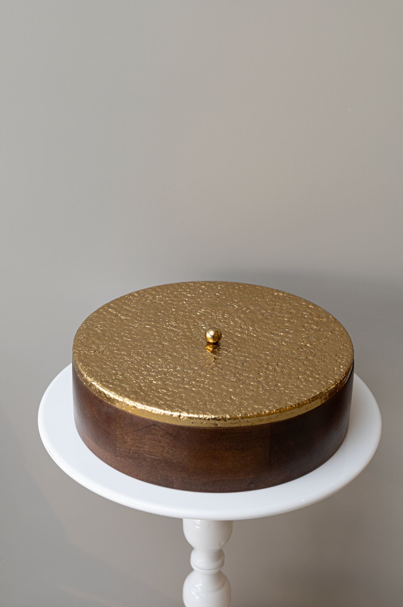 img_0144 صحن خشبي زان بغطاء معدن مطروق - الصورة 1