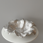 مترد تقديم علي شكل زهرة - فضي - الحجم صغير