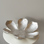 مترد علي شكل وردة - فضي - الحجم الكبير