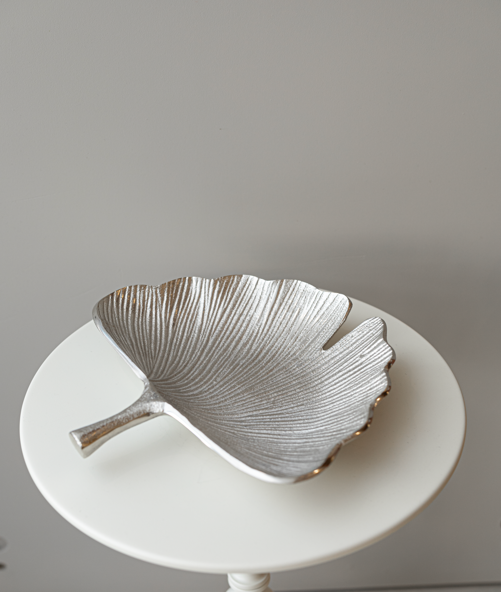 img_8339-2 مترد تقديم علي شكل ورقة - فضي - زوجي - الصورة 1