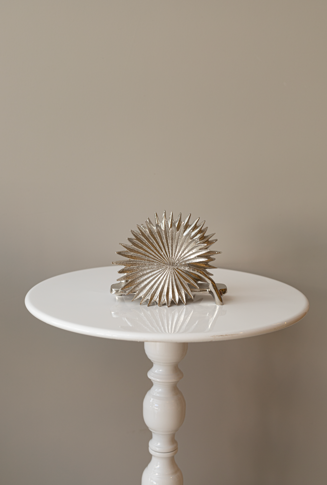 img_8970 حاملة مناديل من المعدن الهندي - الصورة 1