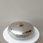 صحن بغطاء فضي