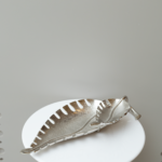 مترد تقديم فضي علي شكل ورقة - معدن هندي