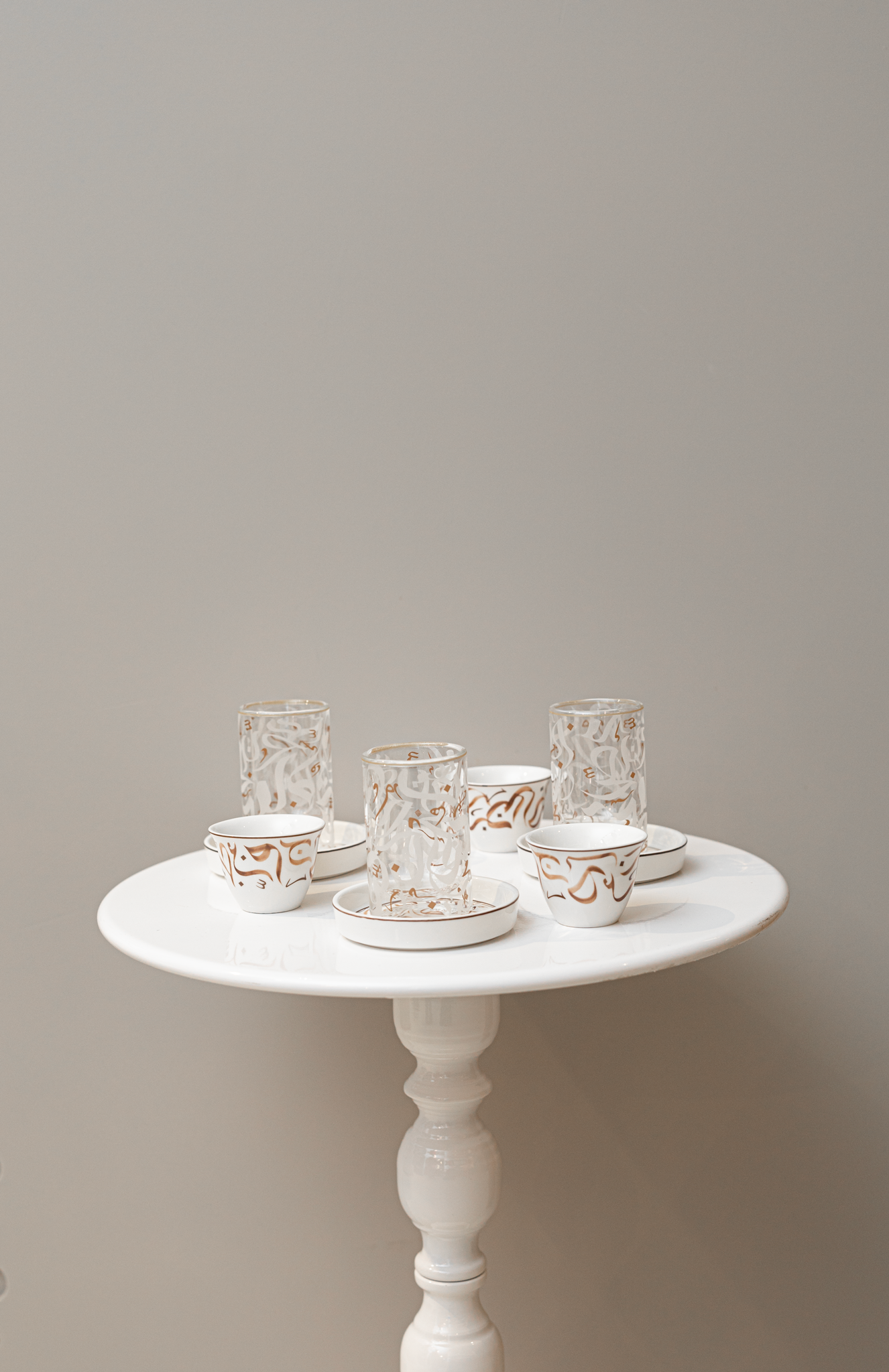 img_1060-2-2 طقم 6 شاي 6 قهوة - حروف عربية بلون بني - الصورة 1