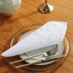 مفرش مطرزة بوليستر ابيض