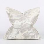 غطاء وسادة مربع من البوليستر الجاكار ذو نمط هندسي ابيض ذهبي - 45*45