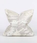 غطاء وسادة مربع من البوليستر الجاكار ذو نمط هندسي ابيض ذهبي - 45*45