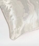 ⁦غطاء وسادة مربع من البوليستر الجاكار ذو نمط هندسي ابيض ذهبي - 45*45⁩ - الصورة ⁦2⁩