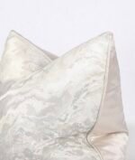 ⁦غطاء وسادة مربع من البوليستر الجاكار ذو نمط هندسي ابيض ذهبي - 45*45⁩ - الصورة ⁦3⁩