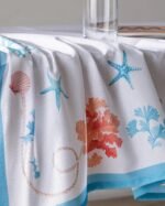 ⁦مفرش طاولة Fauve من قماش بولي قطن – أزرق فاتح / برتقالي – المقاس 150 × 200 سم⁩ - الصورة ⁦2⁩