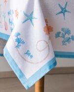 ⁦مفرش طاولة Fauve من قماش بولي قطن – أزرق فاتح / برتقالي – المقاس 150 × 250 سم⁩ - الصورة ⁦3⁩