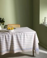 مفرش طاولة Louve من قماش بولي قطن – بيج / أبيض – المقاس 150 × 200 سم