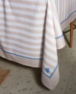 ⁦مفرش طاولة Louve من قماش بولي قطن – بيج / أبيض – المقاس 150 × 200 سم⁩ - الصورة ⁦3⁩