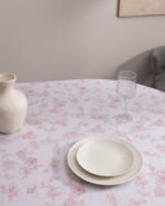 ⁦Aurel مفرش طاولة قطني - لون بودرة (وردي فاتح) - 160×160 سم⁩ - الصورة ⁦2⁩