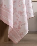 ⁦Aurel مفرش طاولة قطني - لون بودرة (وردي فاتح) - 160×160 سم⁩ - الصورة ⁦3⁩