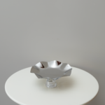 ستاند حلويات فضي بقاعدة شفافة - حجم صغير