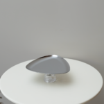 ستاند حلويات بشكل مثلت فضي بقاعدة شفافة - حجم صغير