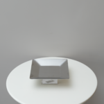 ستاند حلويات فضي قاعدة شفافة مربع - حجم صغير